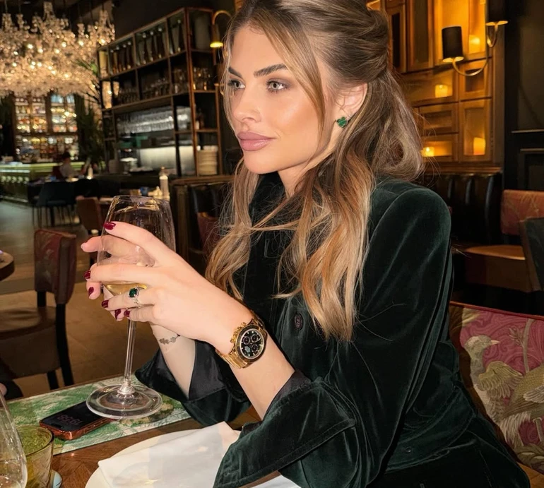 Дружина Зінченка показала милу прогулянку з чоловіком і дочками та зазнімкувалася в міні. Фото