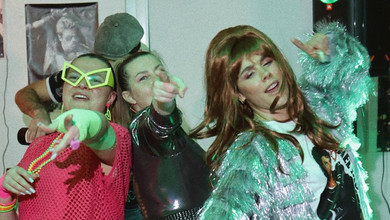 Онуфрійчук у срібних торочках, лосинах та перуці згадала молодість з мамою та сестрою на корпоративі в стилі 80-х