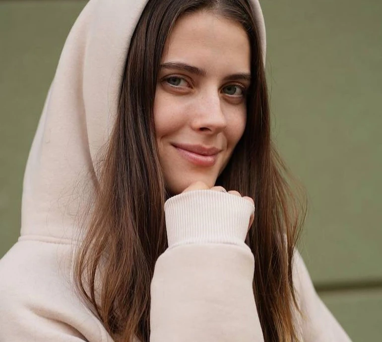 Магучіх у мініспідниці підстрибнула для глянцевої обкладинки. ФОТО