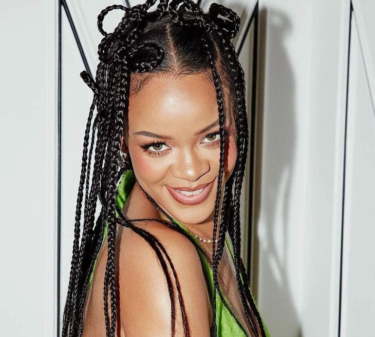 Ріанна з чудернацькою пальмою на голові, бровами-ниточками та цигаркою попозувала для глянцю