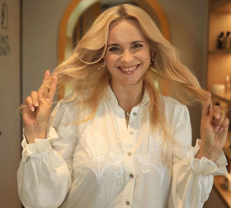 Ребрик без мейкапу привітала з собачим святом і розчулила усмішкою своєї квіточки