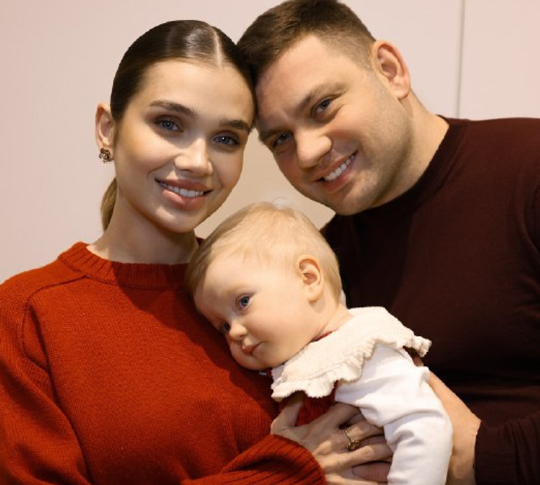 Червоний дрес-код і торт-карусель: Саша Бо в обіймах чоловіка показала, як святкували 1-річчя доньки