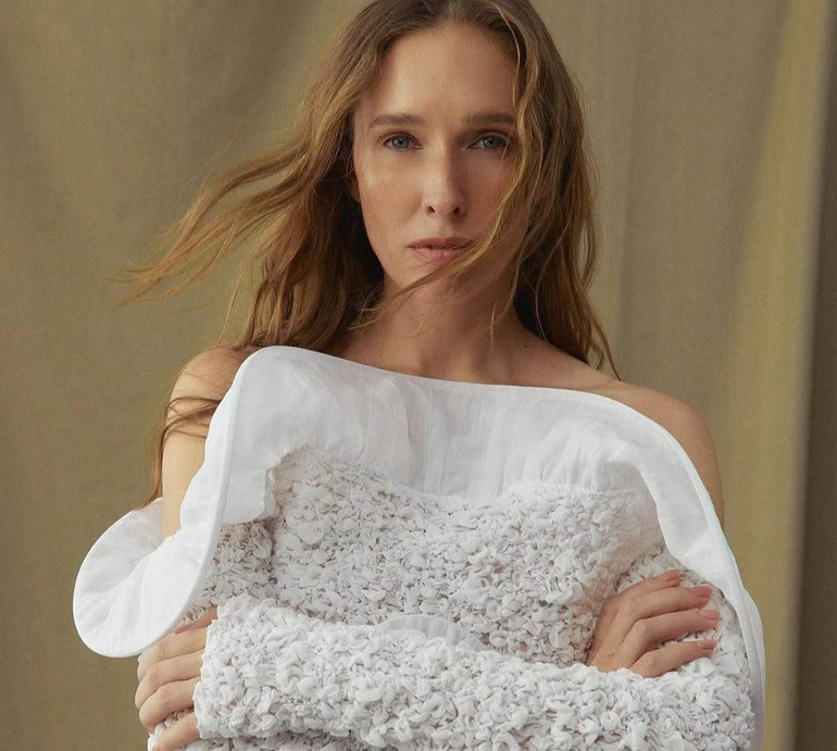 Весна: Осадча у вигадливому топі й спідниці посвітила оголеним животом для чуттєвої фотозйомки