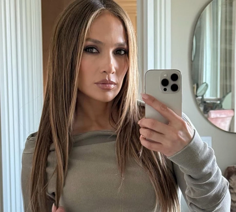 Лопес у купальнику блиснула соковитими сідницями в Іспанії. Фото