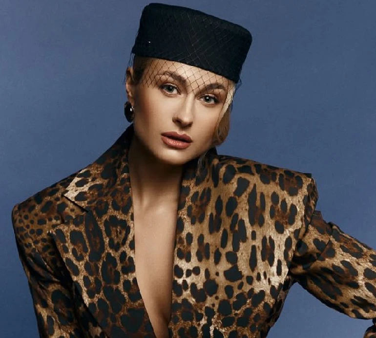 Цимбалару в капелюшку з вуаллю та леопардовому міні показала образ, який хоче зіграти