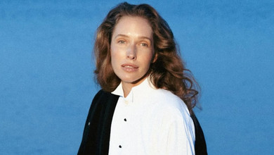 Ніби мені знову 14: Осадча з хвилястим волоссям і білим котом згадала модельне минуле на тлі моря. Фото