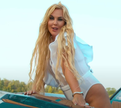 Ти ловиш кайф: Камалія в пляжних луках поринула в розваги на воді та поспокушала молодиків. Відео