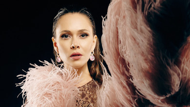 Саніна у мереживному комбінезоні та рожевому пір'ї від Сільченко показала вигини на естетичних фото