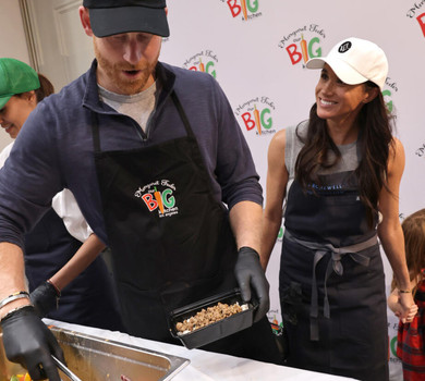 Принц Арчі та принцеса Лілібет із батьками покуховарили на благодійній кухні. Фото