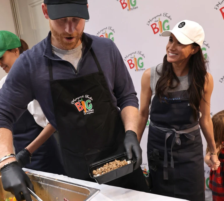 Принц Арчі та принцеса Лілібет із батьками покуховарили на благодійній кухні. Фото