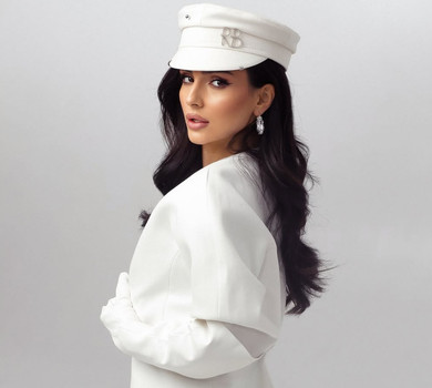 Трінчер у total white із хутром розчахнула жакет для спокусливих фото