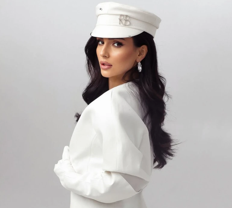 Трінчер у total white із хутром розчахнула жакет для спокусливих фото