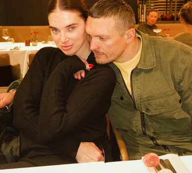 Усики помилувалися 1,5-річною дочкою в брендовій спідничці на новорічному святі. Фото