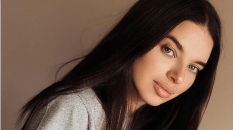 Серйозне личко та кумедна зачіска: Усик поділилася милими фото 2-річної доні