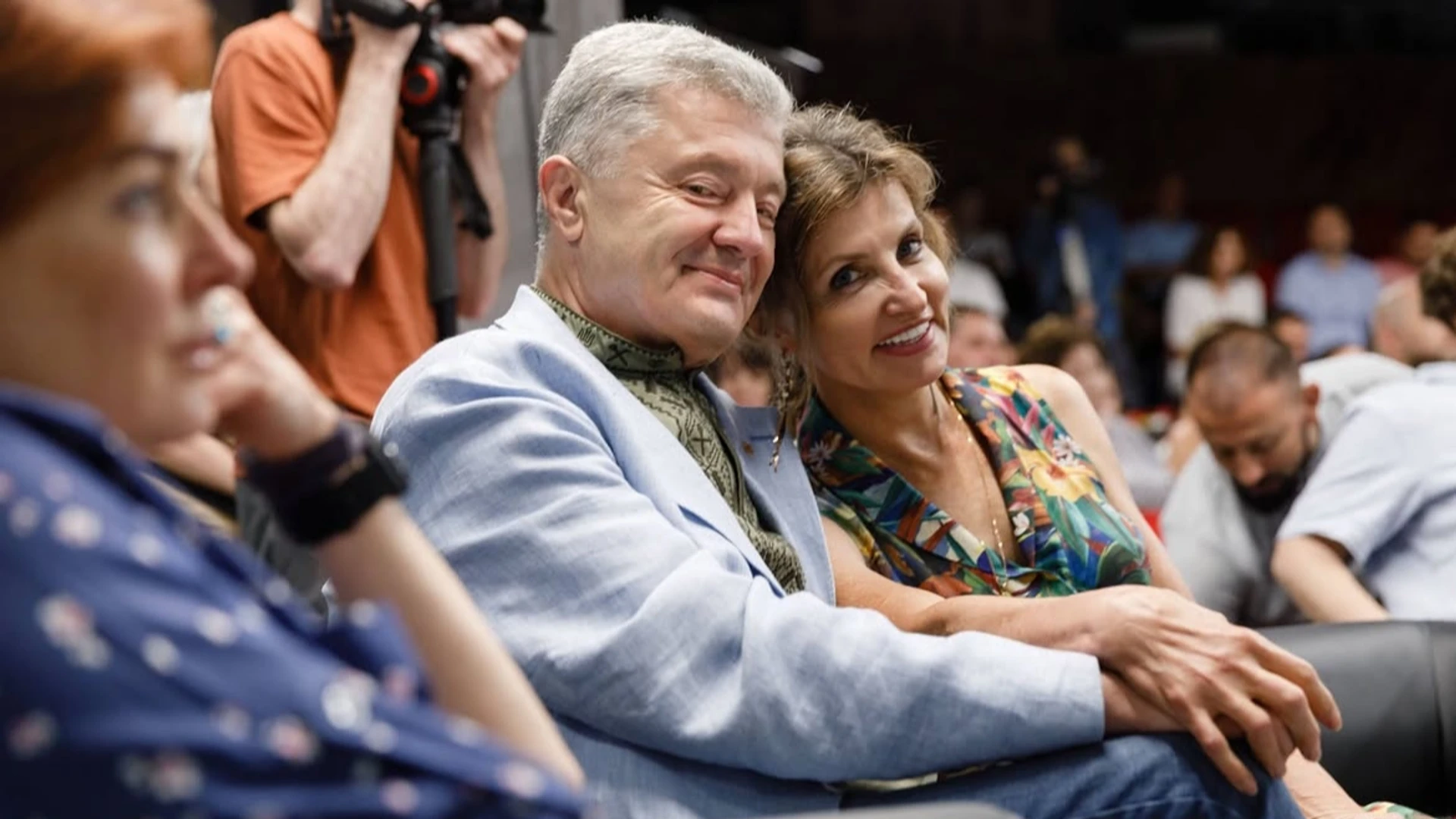 Дякую за те, що ми завжди разом: Порошенко романтичними архівними фото привітав дружину з річницею