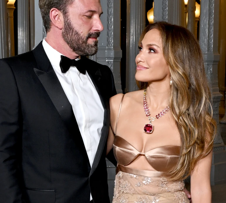 Аффлек у смокінгу, Лопес у голій сукні: зіркова пара ефектно засвітилася на івенті. ФОТО