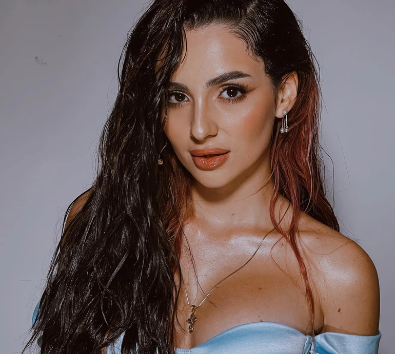 Трінчер у лосинах і топі показала свої ранкові ритуали на килимку. Фото