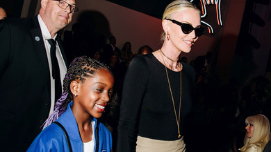 Шарліз Терон зводила на модне шоу 7-річну дочку з брендовою торбинкою. Фото