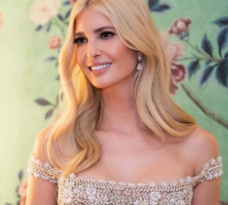 Іванка Трамп у переддень інавгурації батька двома ефектними луками наразила відомий бренд на загрозу бойкоту. Фото