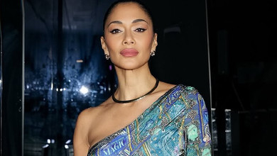 Шерзінгер в обтислому ультрамарині показала, як скульптурує тіло у спортзалі