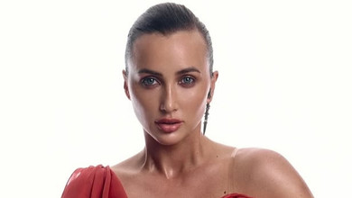 Асиметрія та пікантне драпірування: Різатдінова в яскравому аутфіті покрасувалася на фото