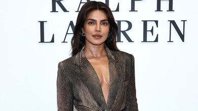 Чопра у гранжевому образі блиснула глибоким декольте на хіднику поруч зі своїм чоловіком. Фото