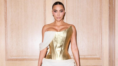 Блакитна русалка та грецька богиня: Кардашян в сексі-луках відгуляла своє 45-річчя з Полсон, Воттс і мамою у Парижі. Фото