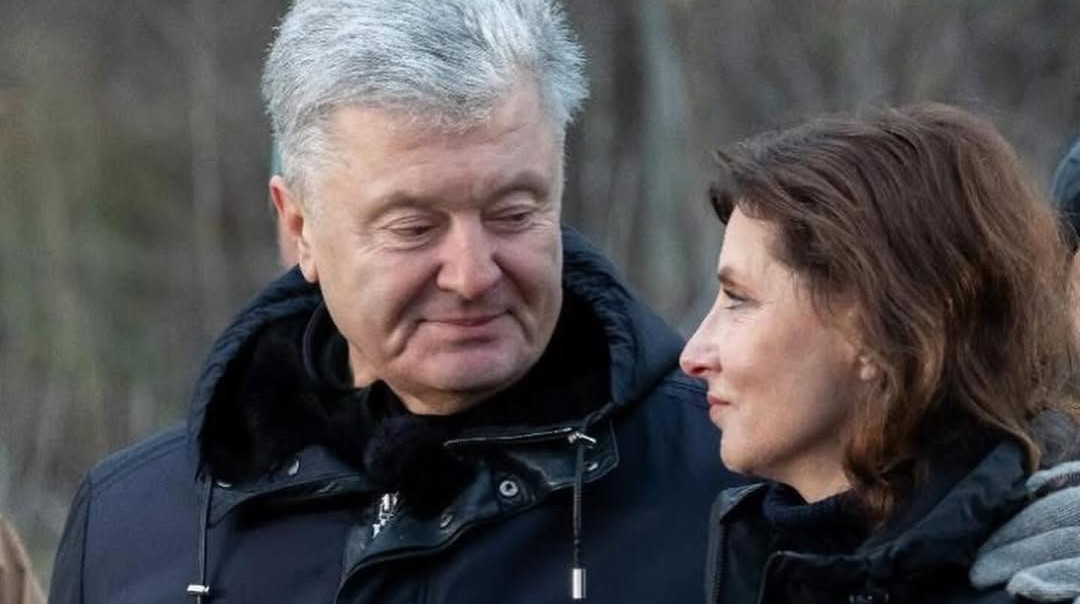Моє тепло у найхолоднішу зиму: Порошенко романтичними фото привітав дружину з 64-річчям