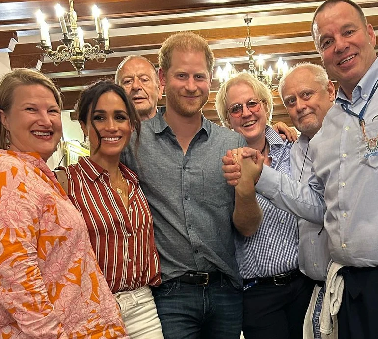 2 літри пива та ковбаски з капустою: як принц Гаррі з дружиною 39-річчя в німецькій броварні святкував. ФОТО