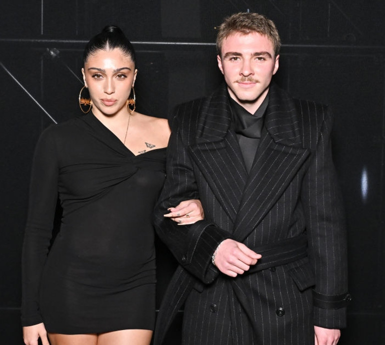 Син Гая Річі та Мадонни зводив старшу сестру в обтислому міні на моду в Парижі. ФОТО