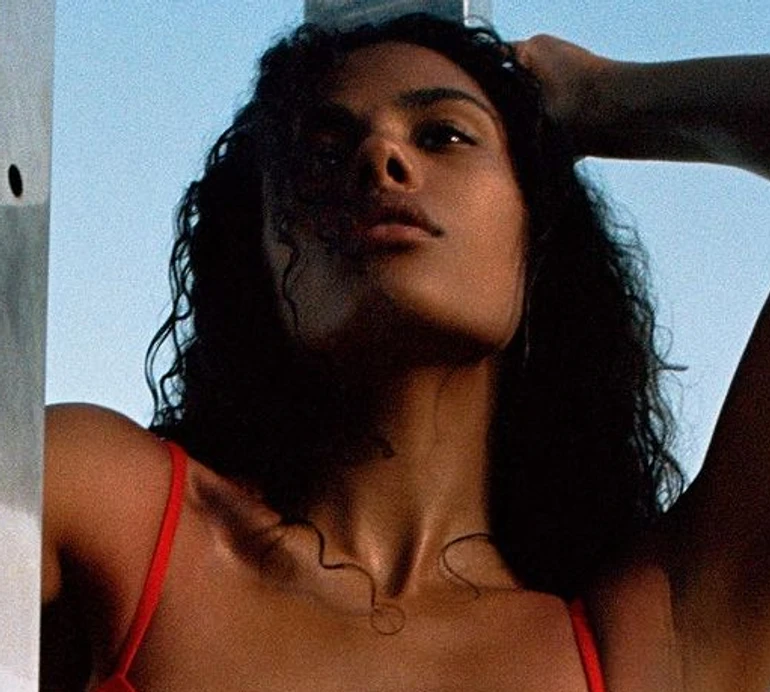 На байку та в гумовій шапочці: Кунакі в купальниках посвітила рельєфним тілом. ФОТО