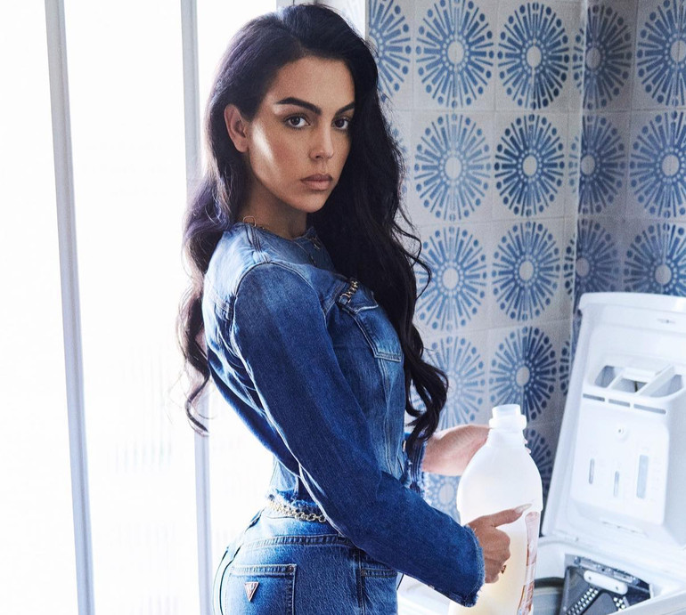 Із фруктом у роті, навколішки й коло пралки: наречена Роналду показала свої лакшері-будні для Vogue