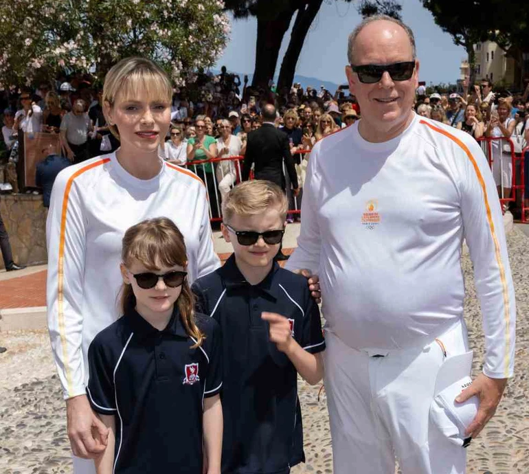 Зі спортивного костюмчику в вишуканий кетс'ют: два ефектних образи княгині Монако. Фото