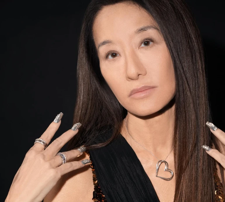 Відкрита спина та акцент на талії: Вера Вонг із нагоди 75-річчя вразила тендітністю у вишуканих сукнях. Фото