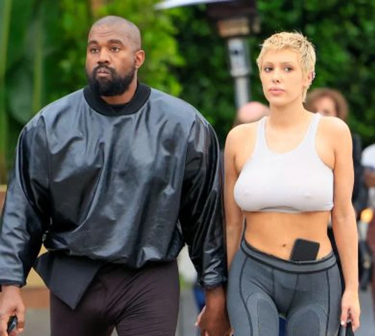 Інсайдер розповів, як Кардашян реагує на оголені витівки нової жінки Веста