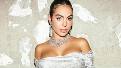 Наречена Роналду у вінтажній декольтованій сукні наробила фото серед експонатів Dior