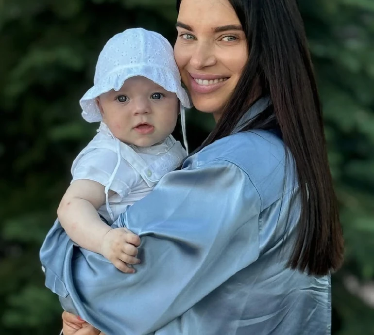 Уже впевнено тупцяє: дружина Усика замилувала кроками 1-річної доні у дворі