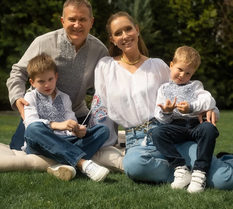 Наш код, наша історія: Осадча з дітьми, Сумська, Каменських, Ребрик та інші попозували у вишиванках у святковий день. Фото