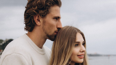 Новий розділ нашого життя: дружина Забарного показалася в його обіймах у літаку до Парижа. Фото