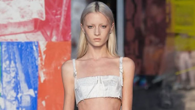 Трансгендерна дочка Наомі Воттс і Лієва Шрайбера попозувала в грайливому ліфі та джинсах. Фото