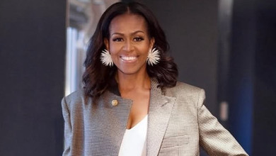 Просто не впізнати: 61-річна Мішель Обама вразила виглядом у луці від Chanel