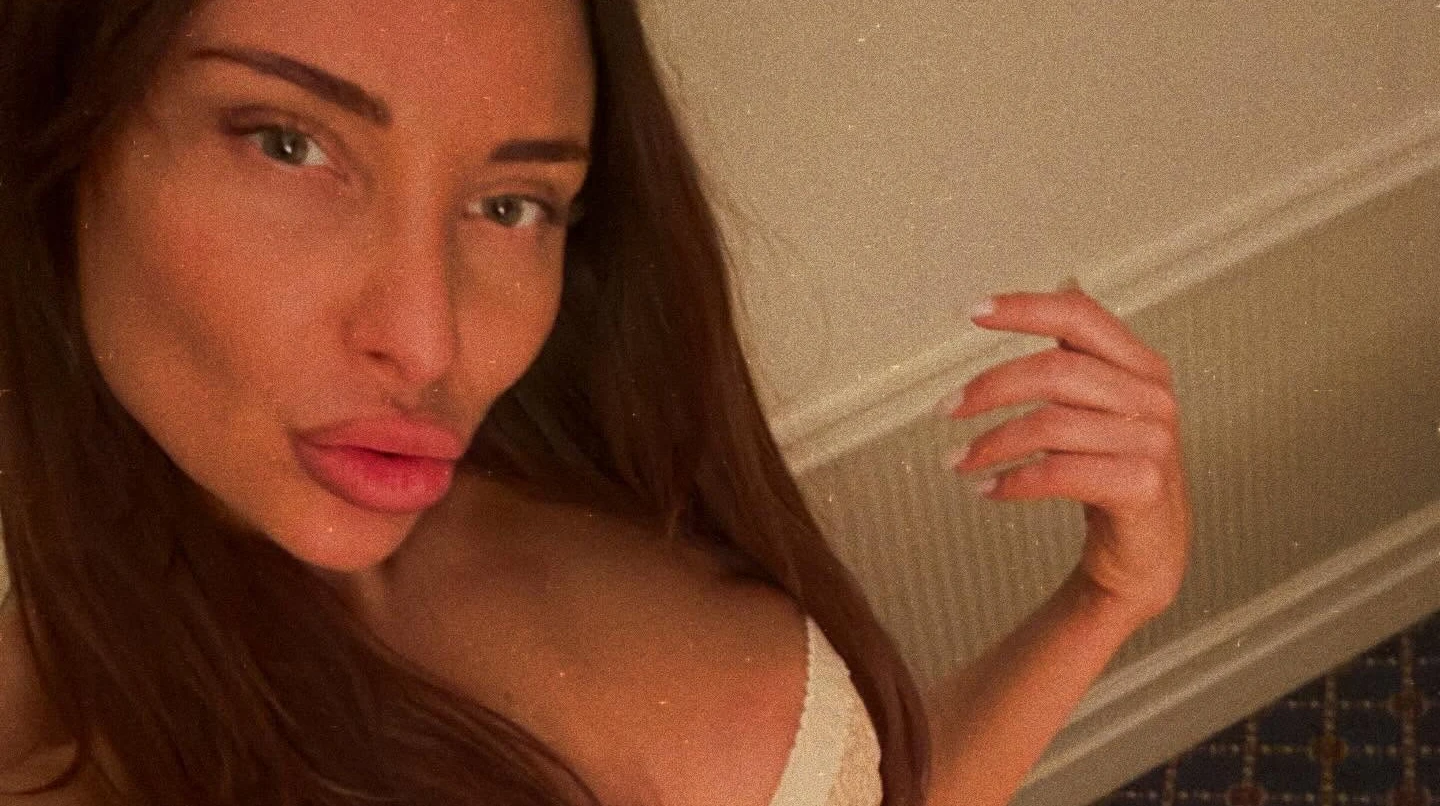 Сьогодні мені можна все: Шишпор із нагоди 40-річчя ефектно закинула ногу на стіл та поласувала тортом. Відео