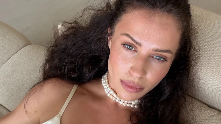 Те, як одна жінка бачить іншу: Маремуха повністю оголилася заради чуттєвих кадрів на скелі