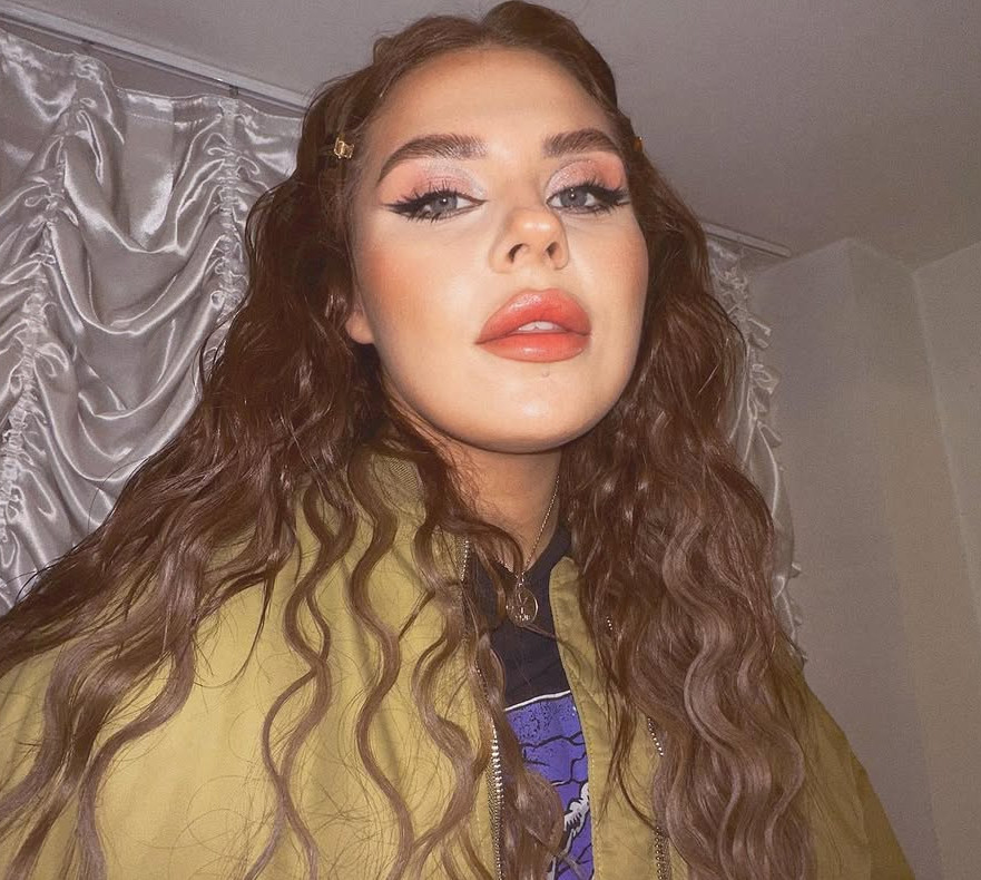 Рандом березня: Заріцька похвалилася пласким животом та наробила селфі у ботанічному саду