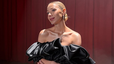 Репяхова в розкішній сукні з голими плечима попозувала на сцені під софітами. Фото