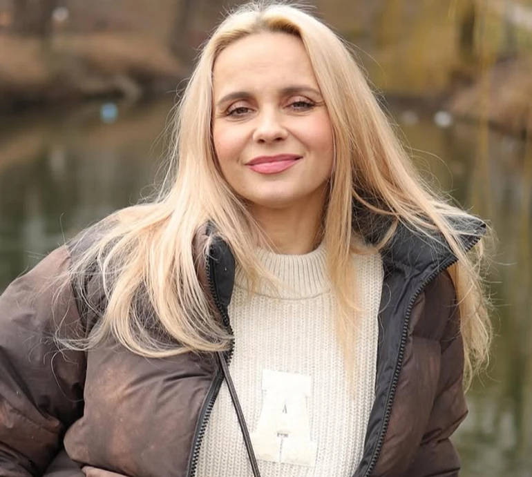 Ребрик у лосинах і яскравій майці показала, як качає м'язи у спортзалі. Фото