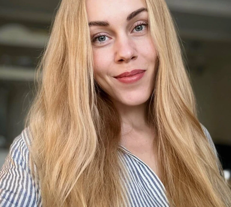 Тополя на осонні блиснула голими ніжками в горошковому міні. Фото