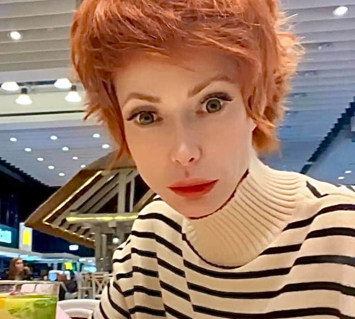 Тендітна Лебідь у хижому бікіні покрасувалася на тлі моря в Одесі