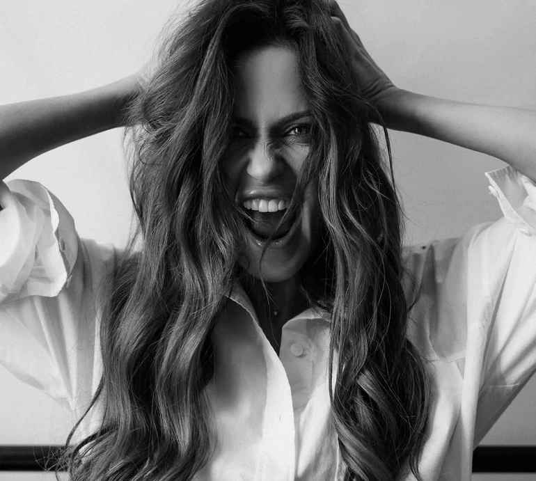 Маски злітають, бажання стихають: Денисенко попозувала для ч/б фото та поміркувала про справжню сміливість