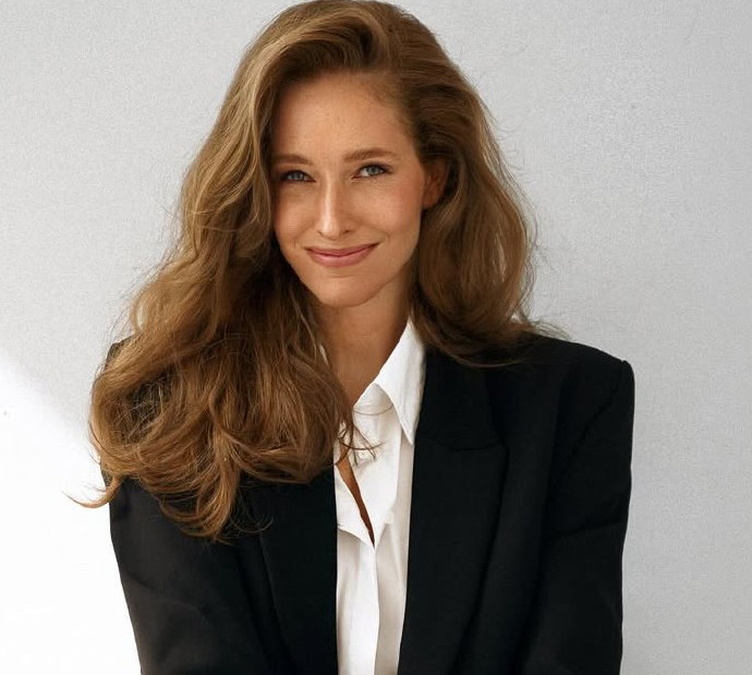 Осадча сховала очі під капелюхом боа та розказала, про що її питають останні 20 років